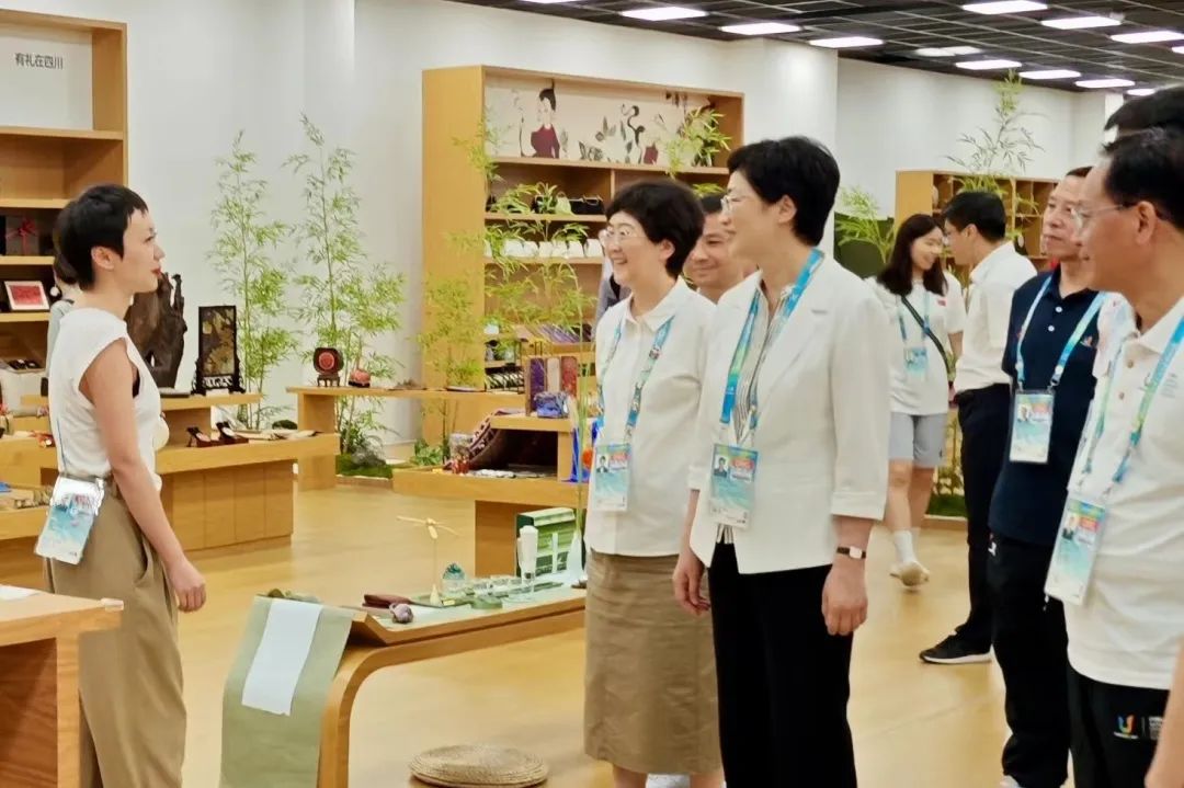 省、市辅导视察大运村“有礼在四川”四川特色商品馆
